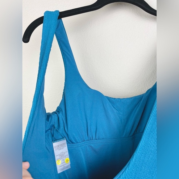 Vitamin A Women's Medium Scoop Neck One Piece Swimsuit Textured Blue Beach Swim - Picture 13 of 16